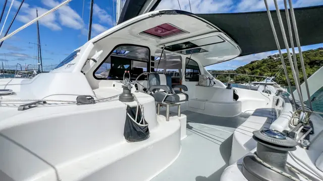 Protected helm station of the Fusion 40
